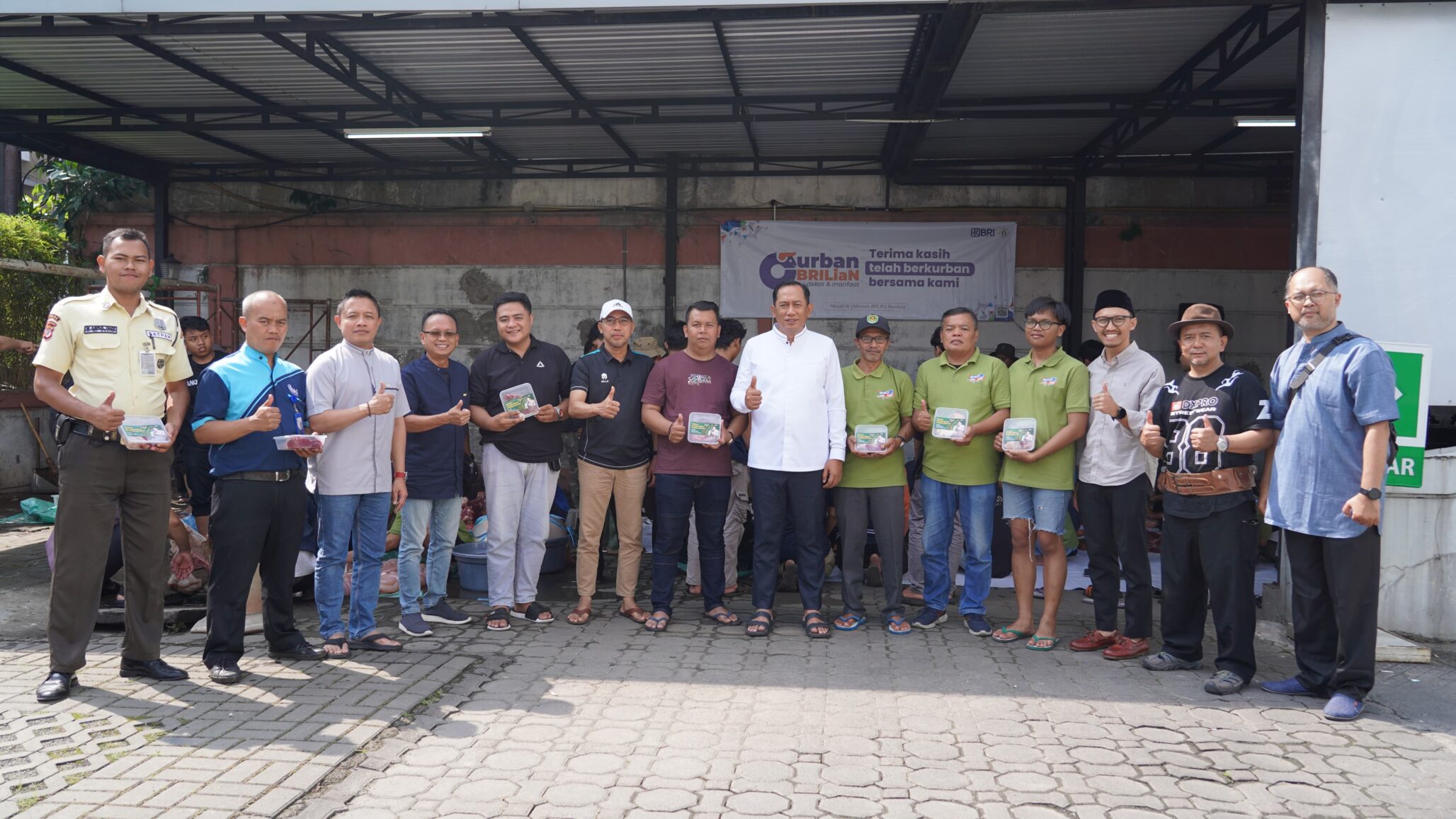 BRI Regional Office (RO) Bandung melaksanakan kegiatan penyembelihan hewan qurban