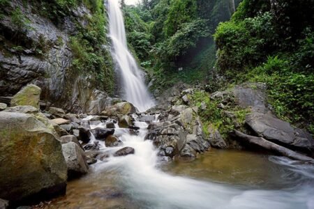 Spot Hidden Gem Karawang yang Cocok untuk Liburan Tenang dan Instagramable Air terjun Curug Cigentis di Karawang