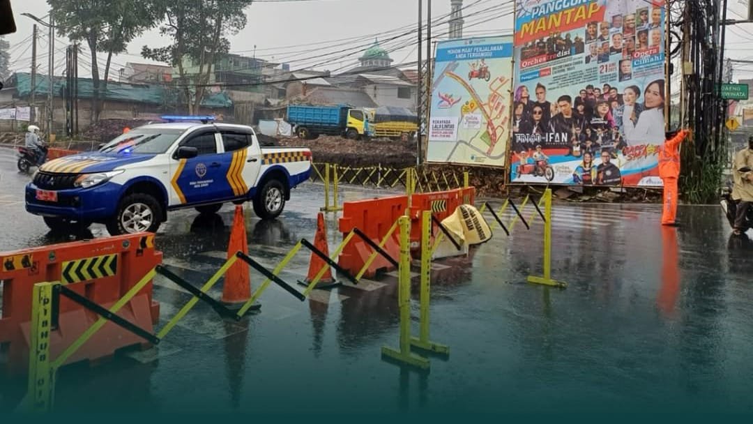 Jalan di Depan Kantor Wali Kota Cimahi Ambles Usai Hujan Deras, Akses Ditutup Sementara