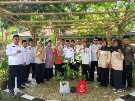 Sinergi Hijau: KUA Tegalwaru dan SMPN 1 Tanam Pohon untuk Lingkungan Berkelanjutan KUA Tegalwaru Wujudkan Ekoteologi di Lingkungan Sekolah