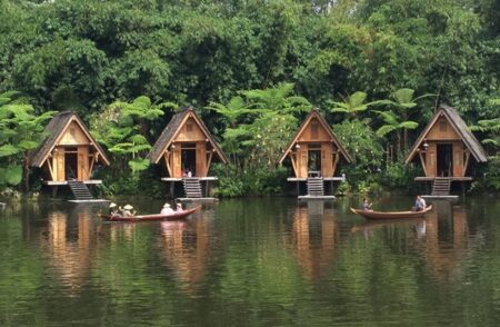Liburan Hits! Intip 10 Tempat Wisata Viral Bandung Paling Instagramable Saung terapung di danau Dusun Bambu