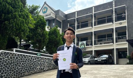 Keren! Gelandang Muda Persib Resmi Raih Gelar Sarjana