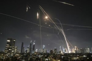 Viral Kembali! Ramalan Cak Nun 13 Tahun Lalu Soal Konflik Iran-Israel Bikin Warganet Merinding Iran serang balik Israel.