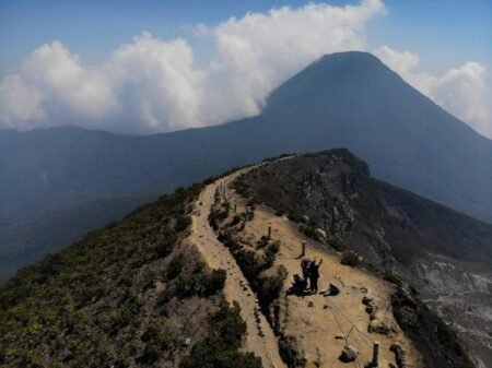 Mengungkap Misteri Gunung Gede: Antara Mitos, Fakta, dan Pengalaman Pendaki