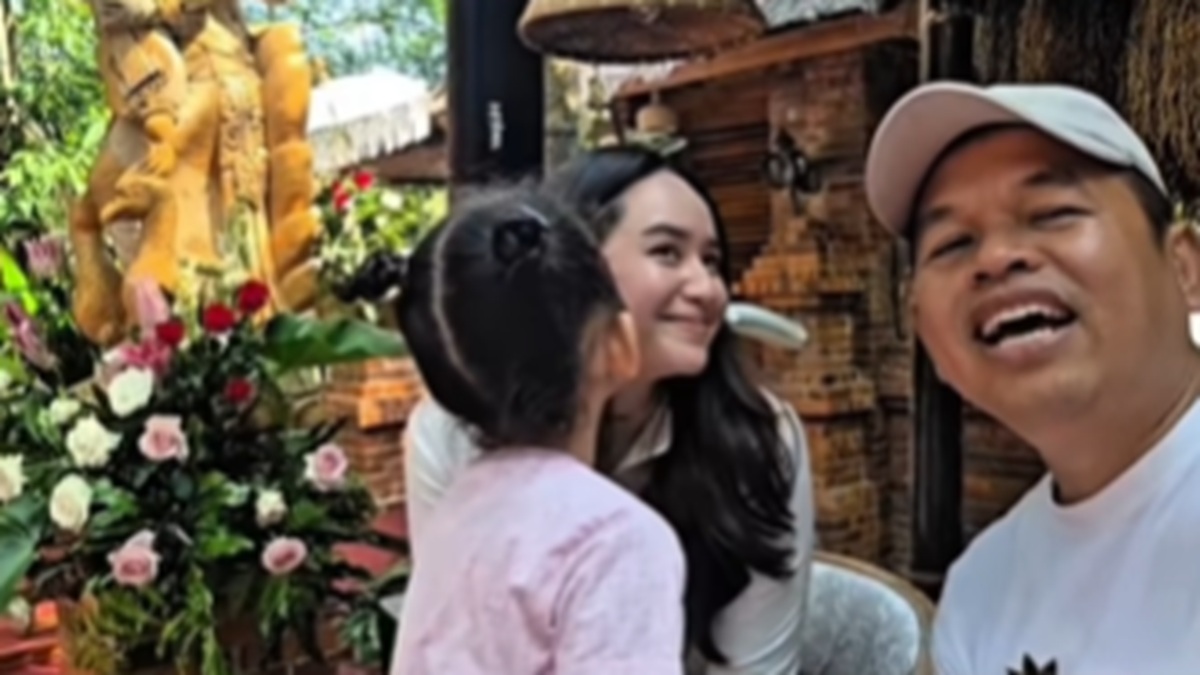 Didampingi Putrinya, Dedi Mulyadi Terekam Akrab dengan Perempuan Cantik: Siapa Dia? Dedi Mulyadi