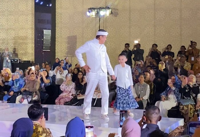 Gaya Dedi Mulyadi Saat Lenggak-lenggok di Panggung Catwalk