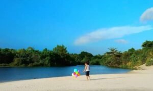 Liburan Anti Mainstream? Yuk Jelajahi Wisata Alam Tersembunyi di Sukabumi Pantai Pasir Putih Cibutun