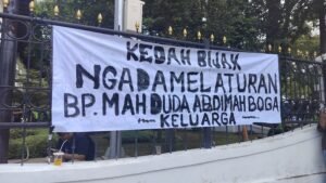 Spanduk Sarkas Aksi Pekerja Wisata di Gedung Sate