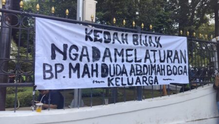 Spanduk Sarkas Aksi Pekerja Wisata di Gedung Sate