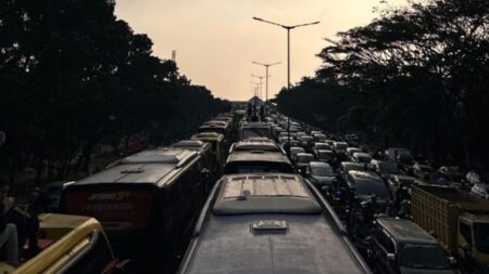 Aksi Ribuan Pekerja Wisata, Dishub: Lalu Lintas Bandung Lumpuh di Beberapa Titik Aksi Pekerja Wisata di Jabar