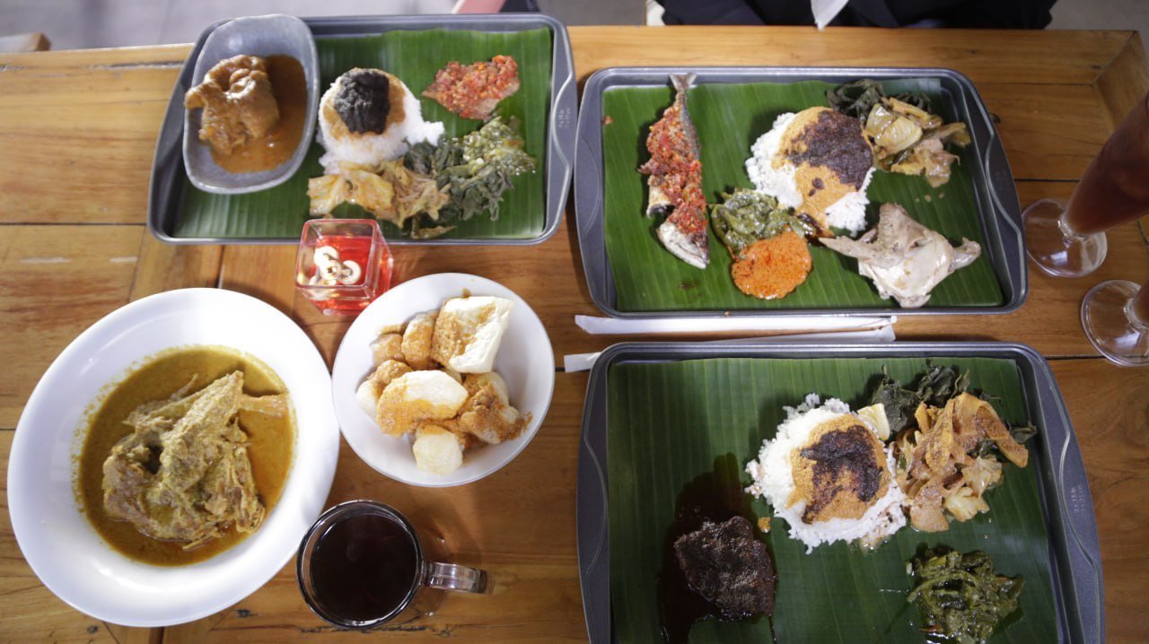 Kuliner Unik Bandung: Nasi Padang Pakai Nampan? Coba di Narendang!