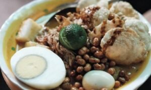 Kuliner Legendaris Bandung, Lontong Kari Kebon Karet Bertahan Lebih dari 50 Tahun!
