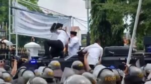 Bupati Sudewo Dilempari Sandal Saat Temui Massa Demo Pati demo pati