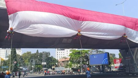 Sakralnya Momen Bendera Merah Putih 20 Meter Dibentangkan di Cikapayang