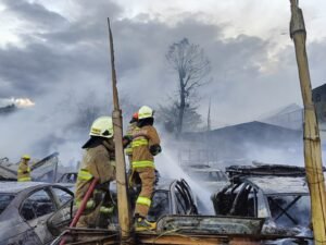 Heboh! Kebakaran Bengkel di Antapani Lahap Belasan Mobil
