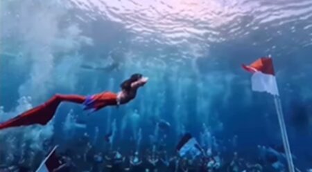 Sherly Tjoanda Jadi Putri Duyung Kibarkan Merah Putih di Dasar Laut Sherly