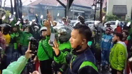 Driver Ojol Kompak Tunjukkan Aplikasi, Waspada Penyusup ke Aksi di DPRD Jabar