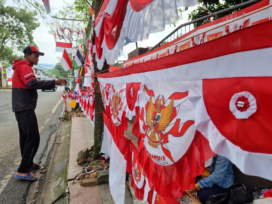 Sepi Pembeli Jelang 17 Agustus, Pedagang Bendera di Soreang Terdesak Tren One Piece Pedagang Bendera