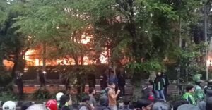 Rumah Depan DPRD Jabar Diserang Massa
