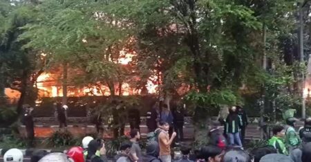 Rumah Depan DPRD Jabar Diserang Massa