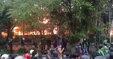 Rumah Depan DPRD Jabar Diserang Massa