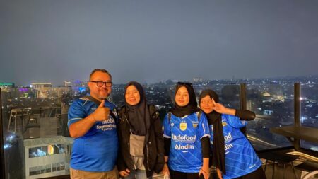 Kisah Dua Bobotoh Cantik: Cinta, Harapan, dan Loyalitas untuk Persib Bandung