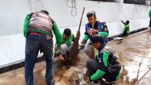 Kompak! Ratusan Ojol Bersihkan Gedung DPRD Jabar Pasca Aksi Demonstrasi