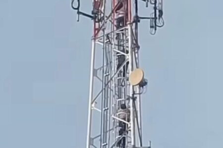 Aksi Nekat di Cangkuang! Remaja Panjat Tower 50 Meter dan Nyaris Bunuh Diri