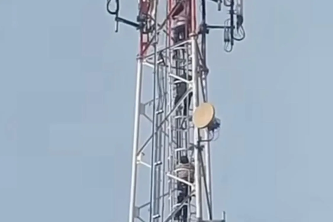 Aksi Nekat di Cangkuang! Remaja Panjat Tower 50 Meter dan Nyaris Bunuh Diri