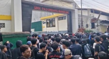 atusan siswa dan alumni SMK 2 Pasundan Bandung unjuk rasa di depan gerbang sekolah. (FOTO: ISTIMEWA)