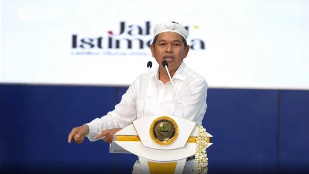 Gebrakan Sapoe Sarebu Dinilai Mulia tapi Berisiko, Warga Jabar Keluhkan Beban Ekonomi hingga Korupsi Dedi Mulyadi saat memberikan sambutan.