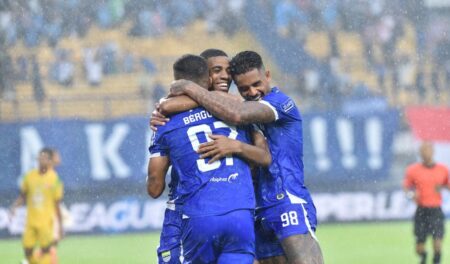 Drama Hujan di GBLA, Gol Tunggal Barros Antar Persib Libas Persebaya