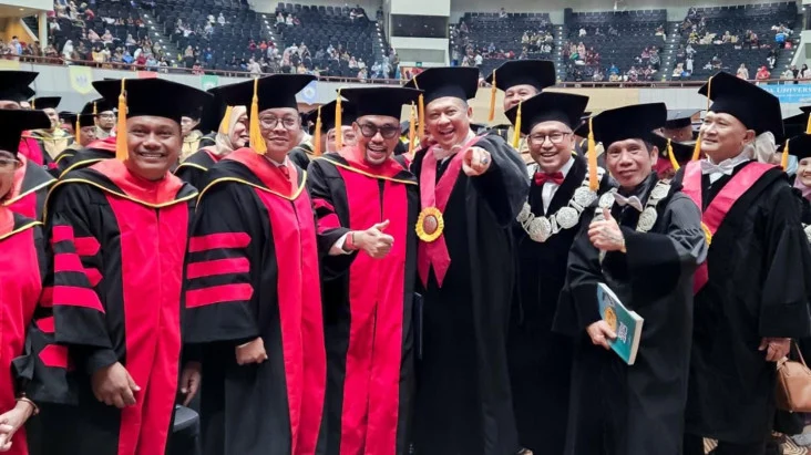 Ahmad Sahroni Kembali Tampil ke Publik Lewat Momen Wisuda Doktor Hukum