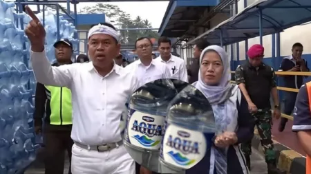 Iklan Aqua Dipertanyakan! Dedi Mulyadi Bongkar Fakta di Balik Visual Air Pegunungan Dedi Mulyadi temukan fakta mengejutkan soal pabrik Aqua di Subang.
