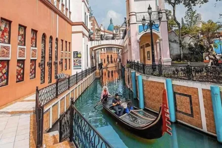 25 Tempat Wisata Bogor yang Lagi Hits 2025: Ada Glamping, Curug, dan Kafe Instagramable! Devoyage Bogor, salah satu wisata di Bogor yang Instagramble banget.