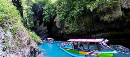 Liburan Hemat dan Seru di Jawa Barat, 7 Destinasi Populer Akhir Tahun 2025 Green Canyon Ciamis, salah satu destinasi wisata di Cimais Jawa Barat yang wajib dikunjungi.
