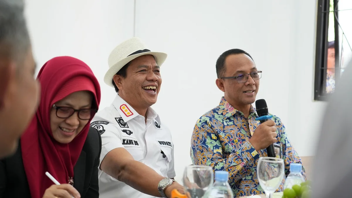 Bupati Bandung dan Kemensos Tinjau Rencana Pembangunan Sekolah Rakyat di Ciwidey Bupati Bandung, Dadang Supriatna menerima kunjungan kerja Dirjen Prasarana Strategis Kementerian Sosial (Kemensos) RI