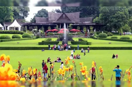12 Tempat Wisata Terbaik di Bogor: Alam, Hiburan, dan Aktivitas Seru Keluarga Kebun Raya Bogor.