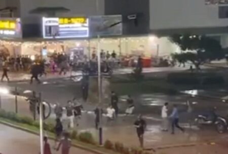 Aksi Dramatis WNI di Kamboja: Dihujani Tembakan Saat Coba Lari dari Kompleks Sindikat Online Scam Viral video percobaan kabur puluhan WNI dari kompleks online scam di Kamboja.