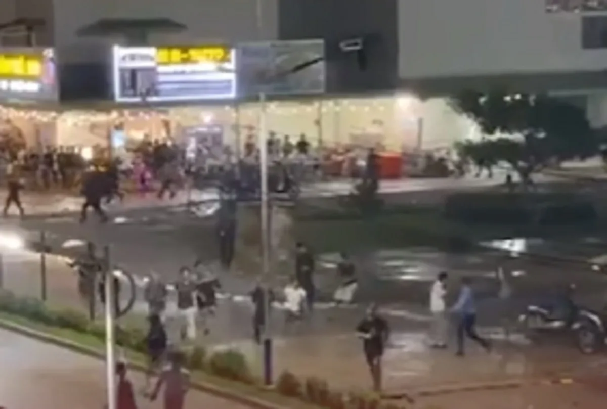 Aksi Dramatis WNI di Kamboja: Dihujani Tembakan Saat Coba Lari dari Kompleks Sindikat Online Scam Viral video percobaan kabur puluhan WNI dari kompleks online scam di Kamboja.