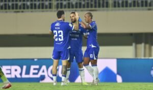 Gelandang PERSIB, Luciano Guaycochea merayakan gol ke gawang PSBS Biak pada pertandingan pekan kesembilan Super League 2025/26 di Stadion Maguwoharjo Sleman, Jumat, 17 Oktober 2025.