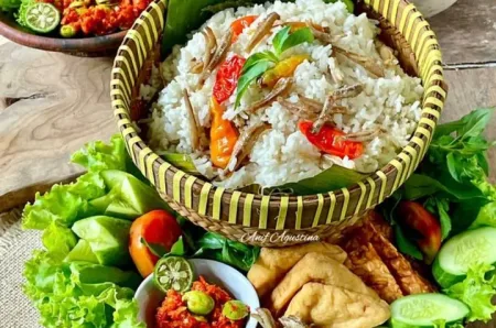 7 Rekomendasi Tempat Makan Terkenal di Karawang yang Bikin Nagih Ilustrasi nasi liwet