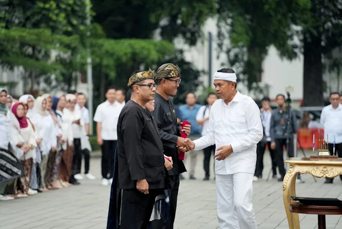 Dedi Mulyadi Serahkan SK Pengangkatan dan Mutasi Kepala Sekolah