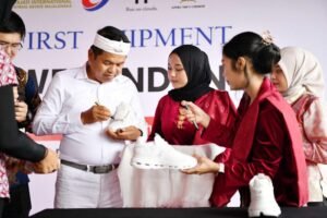 KDM Lepas Ekspor Perdana Sepatu On Cloud Running dari Majalengka