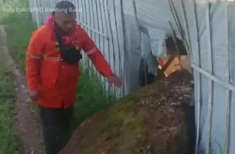 Geger Batu Raksasa Jatuh dari Gunung Batu Lembang, BPBD Pastikan Bukan Akibat Sesar