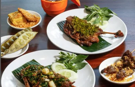 Bebek Empuk, Sambal Nendang! 5 Kuliner Bebek Favorit di Bandung yang Wajib Dicoba