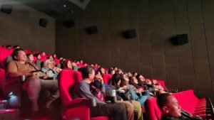 Penonton Pesugihan Sate Gagak di Bandung