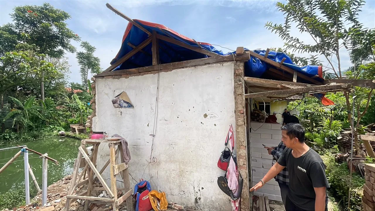Rumah Ambruk, Tiga Anak Yatim di Pacet Bertahan Hidup dengan Puasa dan Bantuan Tetangga