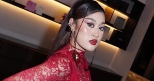 Bikin Heboh! Penyanyi Keturunan Indonesia Sebut Batik ‘from Malaysia’ ke Ariana Grande Aisha Retno, penyanyi Malaysia keturunan Indonesia viral usai sebut batik dari Malaysia.