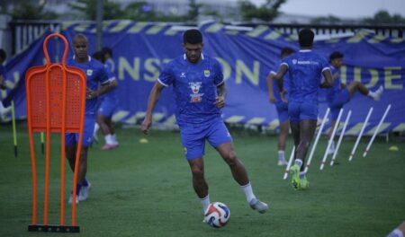 Latihan Persib Sore Hari di GBLA: Fisik dan Bola Dipadu di Tengah Hujan